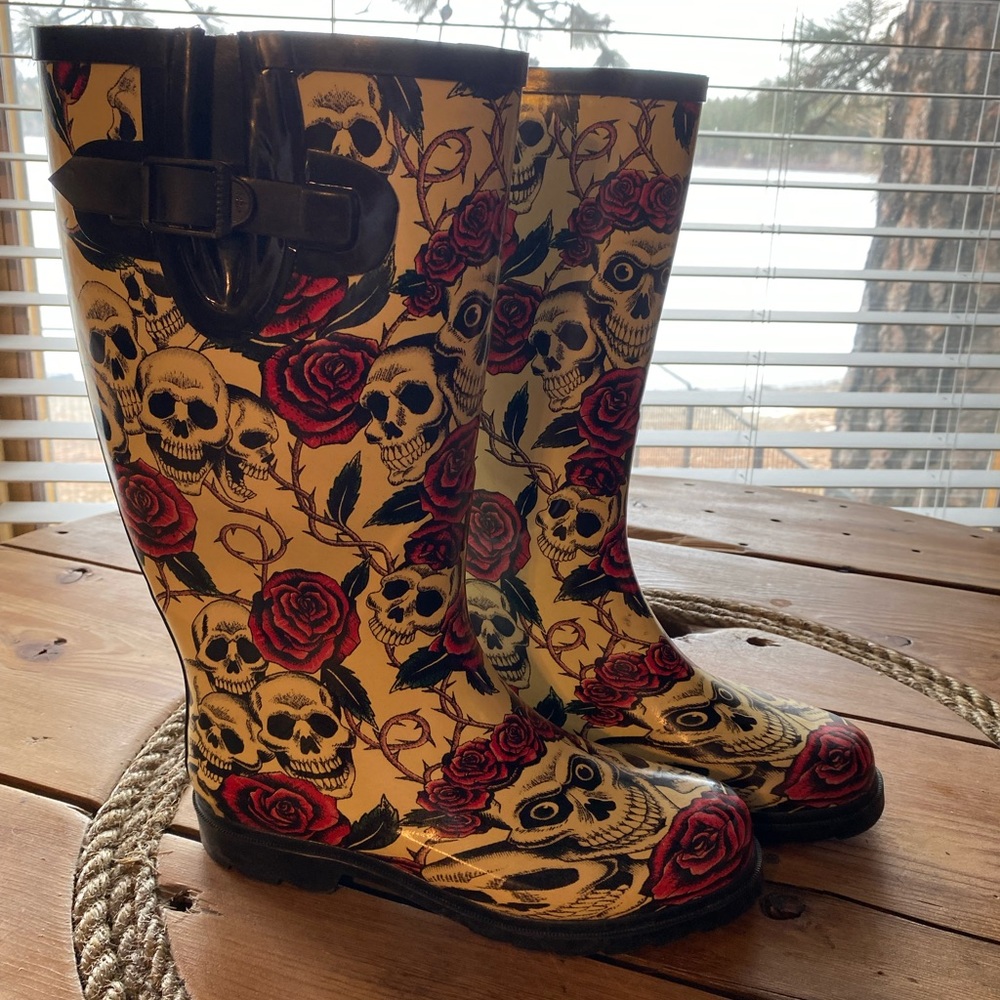 Skull and roses rain boots!